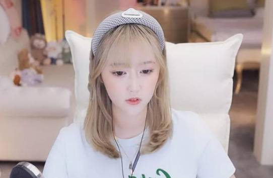 她月播35小时，后台730W歪币