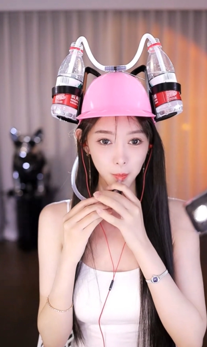 芮甜甜带新玩具亮相，真有你的！