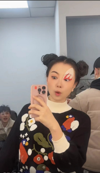 摇摇公主晒复古风怀旧大片！