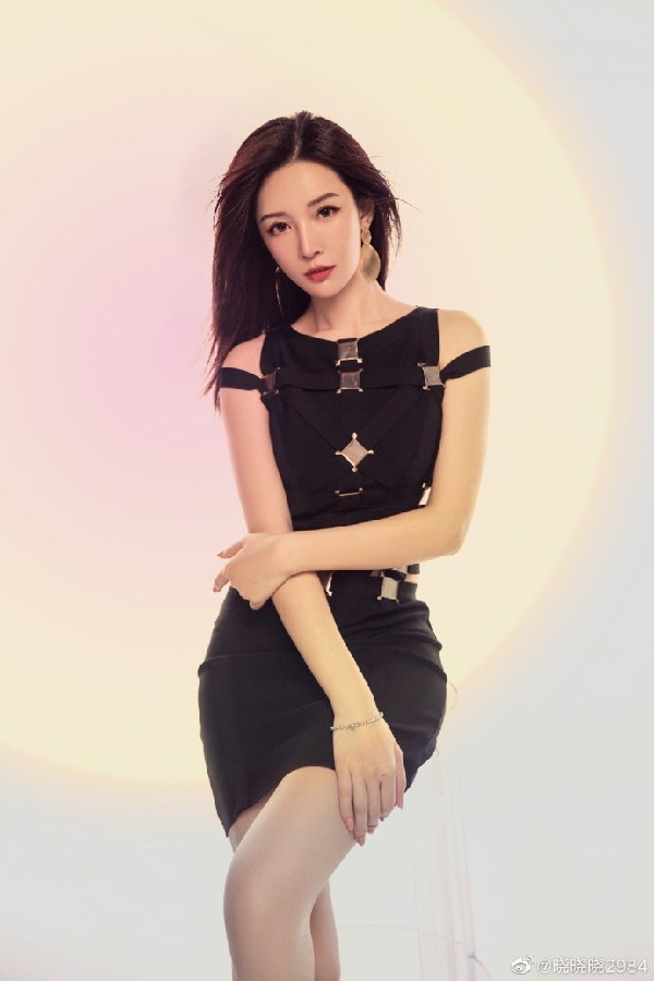 完美身材！晓晓紧身裙迷人写真曝光