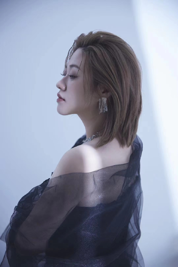 qjy夺冠后拍摄绝美写真，瘦多了