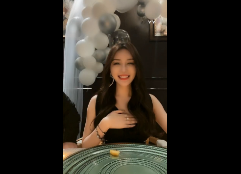 高颜值！晓晓手机开播美丽无死角