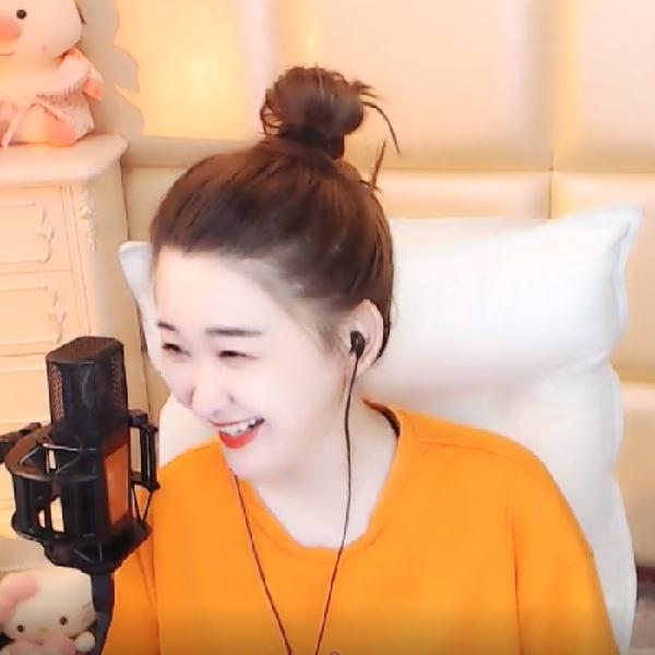 美美公主头配橙色T恤，少女感十足