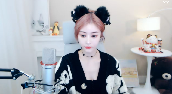 兰梦莎变身小猫咪，魅力无限！