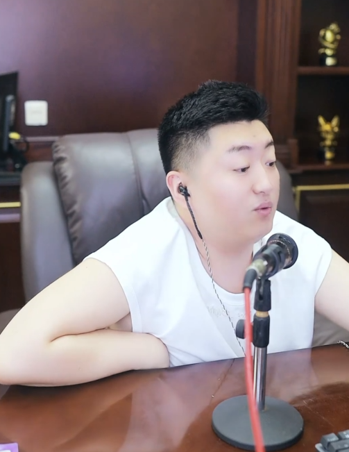 剧组很辛苦，小洲为谈拍摄短剧情况