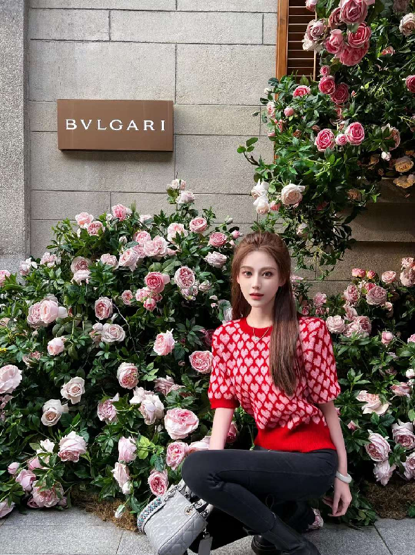 徐梦尧花间自拍，包包抢镜！