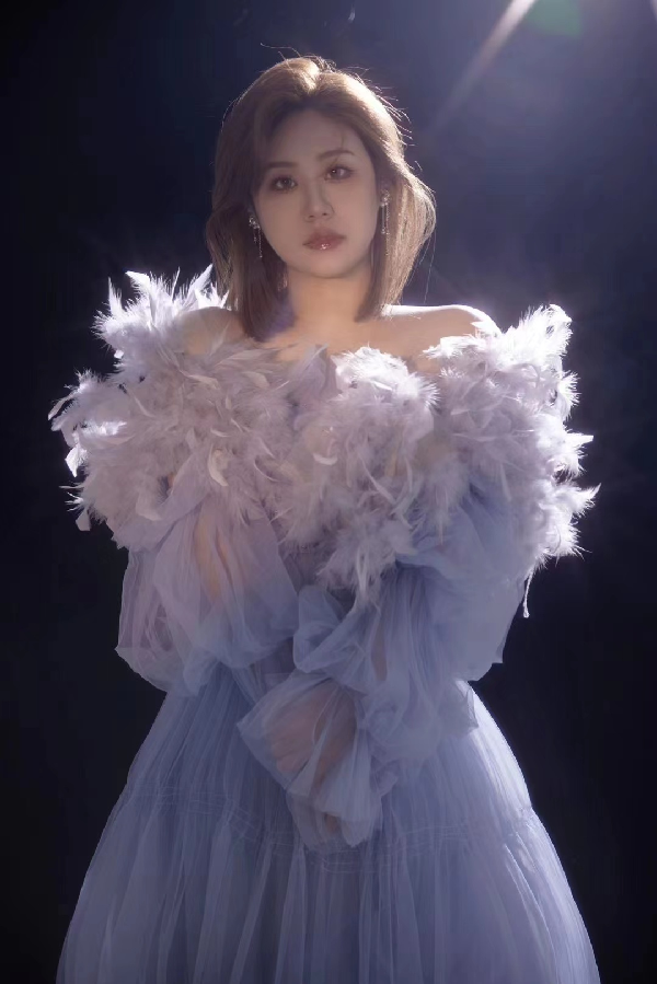 qjy夺冠后拍摄绝美写真，瘦多了