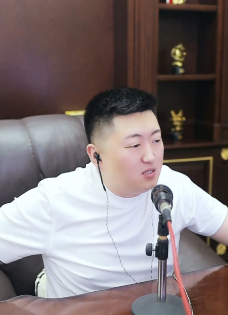 小洲表示以前靠麦序广告位都能赚百万
