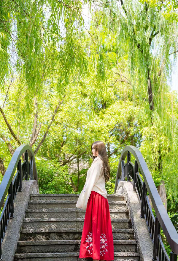 女神夏畅玩江南，入住纪梵希！