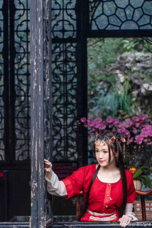 郡主驾到！少寒红裙写真惹人爱