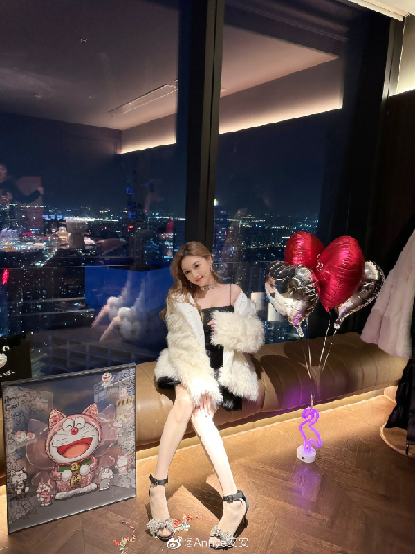 女王范！安安与闺蜜庆生曝美照。