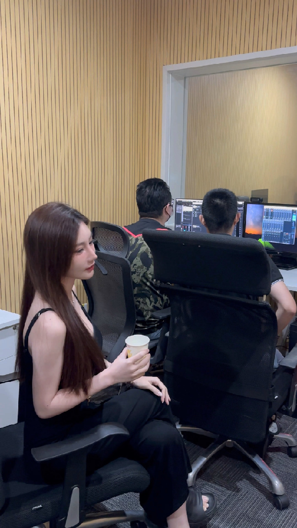 小猫咪飞广州出差，录音棚录歌?