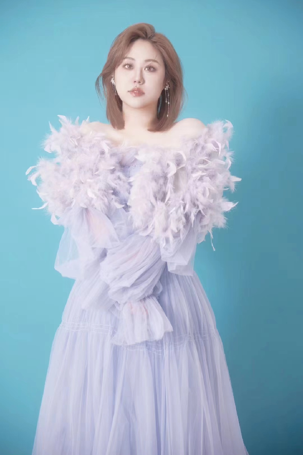 qjy夺冠后拍摄绝美写真，瘦多了