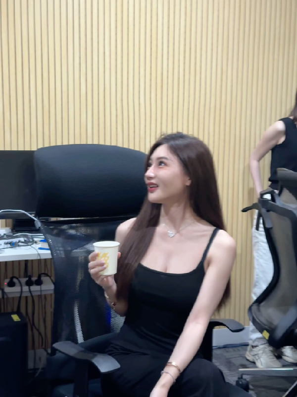 小猫咪飞广州出差，录音棚录歌?