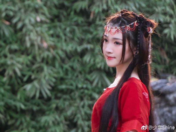 郡主驾到！少寒红裙写真惹人爱