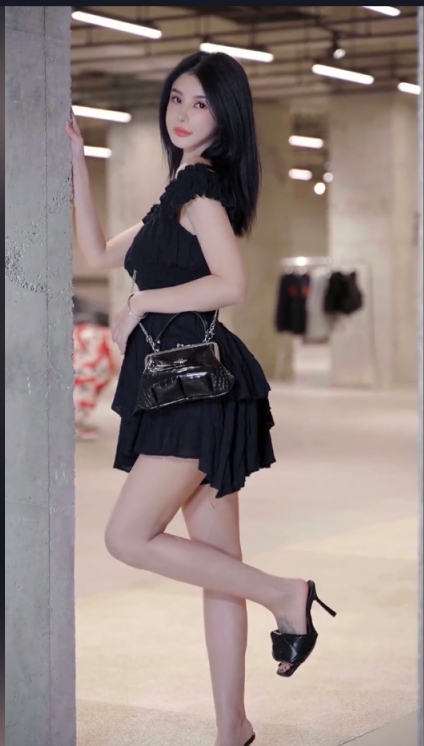 纯欲天花板，兰梦莎性感街拍惊艳