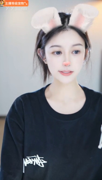 兰梦莎感慨：从少女播到中年，跨越三阶段