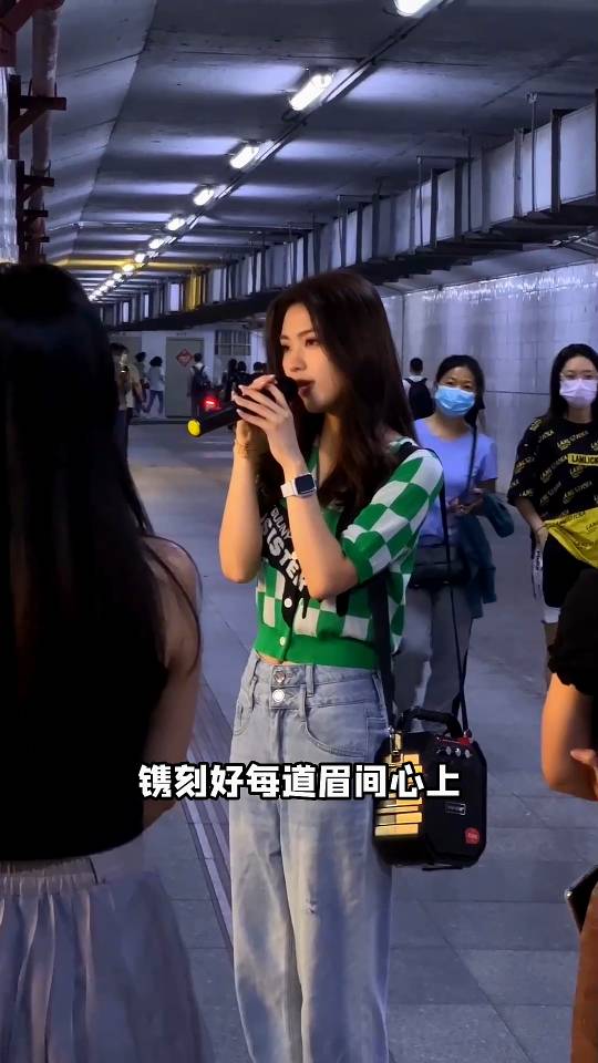 金钰晨熙攘人群中献唱获百万点赞