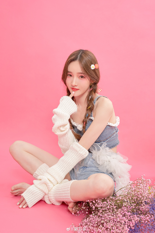 粉嫩可爱！戴羽彤唯美甜美写真