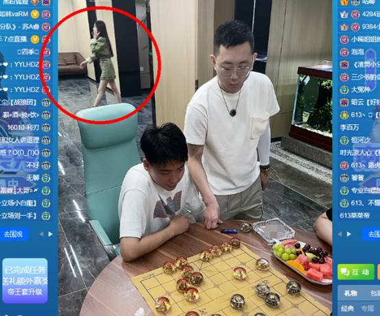 假离婚？董莹莹现刘一手身后？