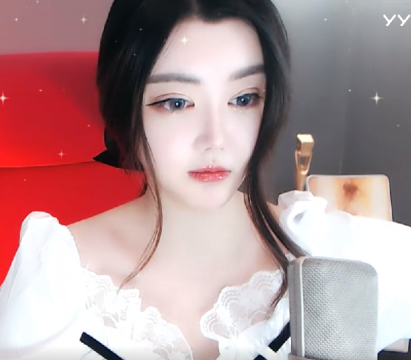 晓夏配白色泡泡裙，造型复古摩登