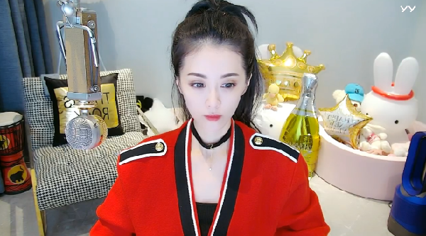 飒！小金娃红色制服尽显女神气质