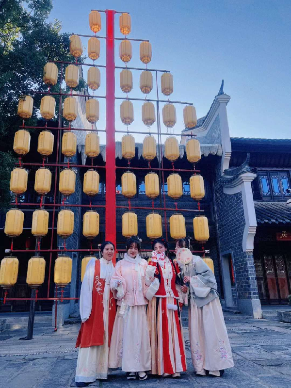 小U哈和好友穿古装畅玩官窑古镇
