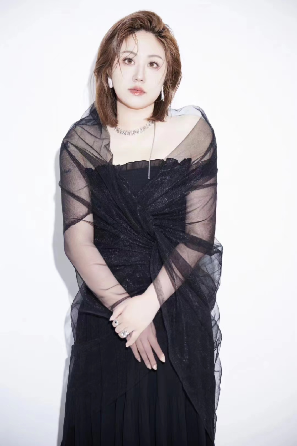 qjy夺冠后拍摄绝美写真，瘦多了