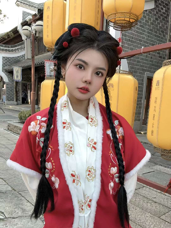 小U哈和好友穿古装畅玩官窑古镇