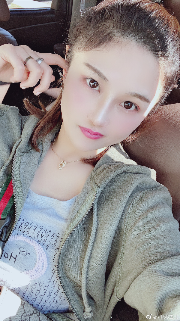 痞气女神雪儿，搞怪表情太迷人