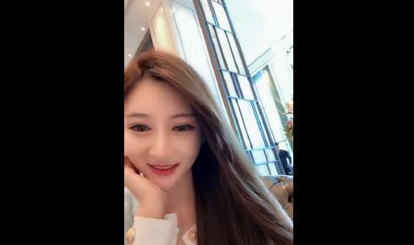 小猫咪手机户外，曾被一男子跟踪