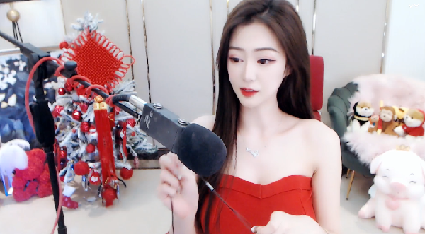 火红女神，小天天惊艳红裙开播