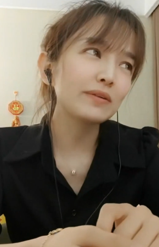 哈儿送文儿与典典同款高档饰品