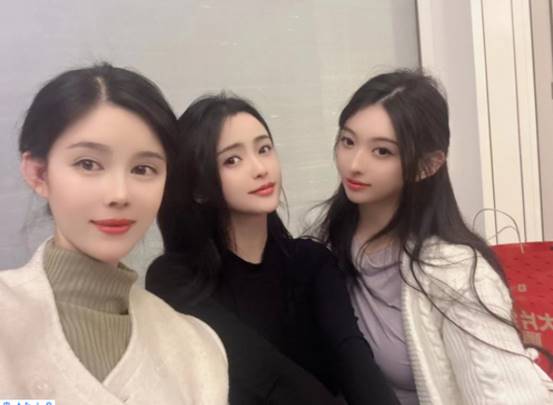 YY日报：白龙亲美女？梦莎登热搜