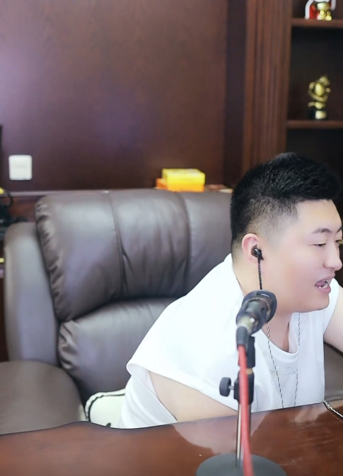 剧组很辛苦，小洲为谈拍摄短剧情况