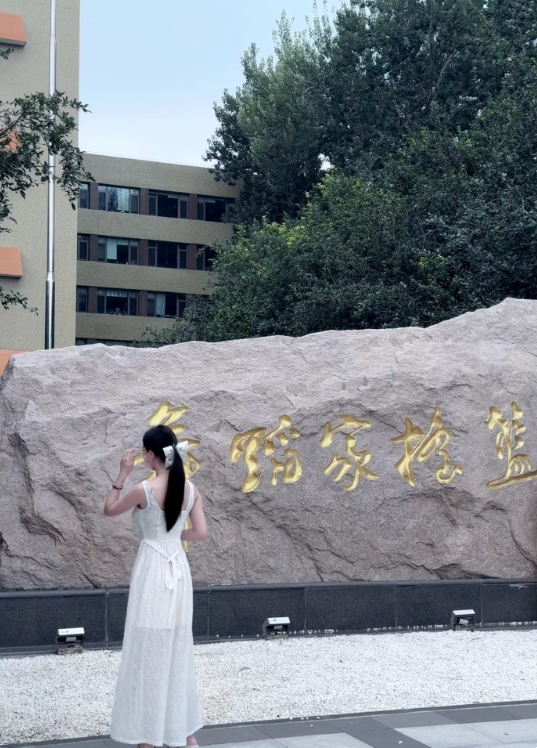 北舞深造，小猫咪从电母变成了校花