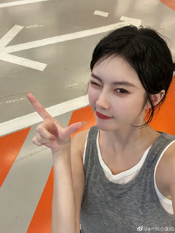 女神温妮健身房自拍美照秀身材！