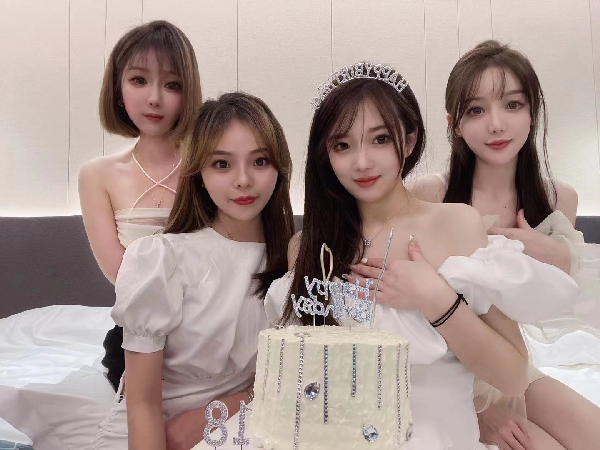 33与闺蜜小聚，美女扎堆 ！