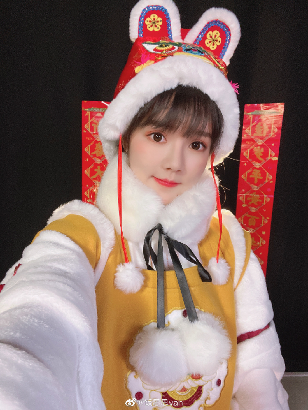 饭思思晒春节写真，送你新年祝福