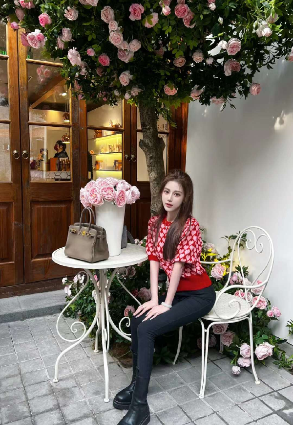 徐梦尧花间自拍，包包抢镜！