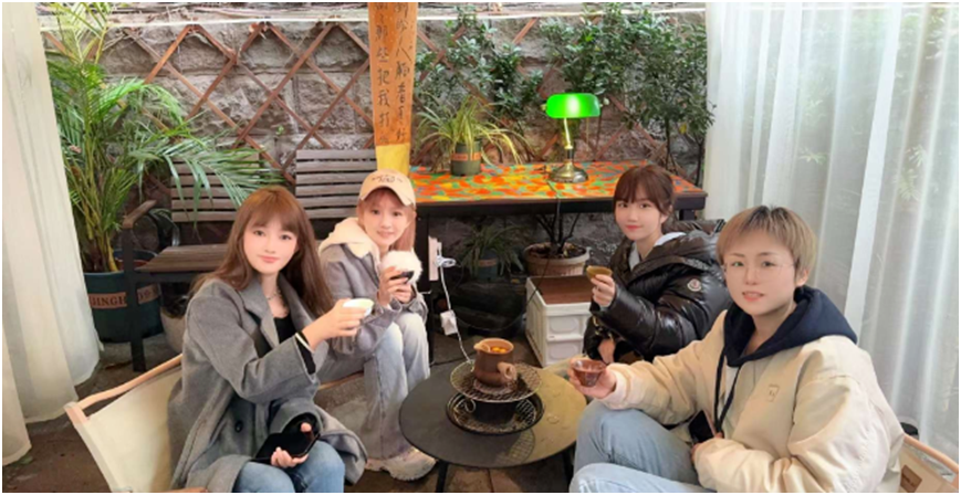 文儿赴成都，与美女徒弟合影晒照！