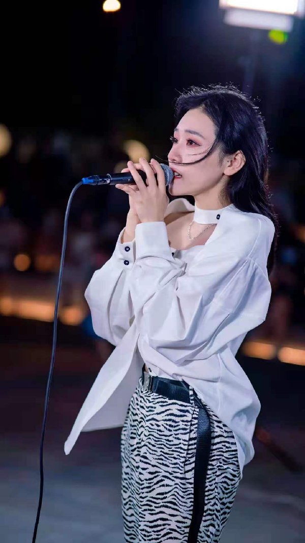 千万网红沙粒小姐签约奇领！
