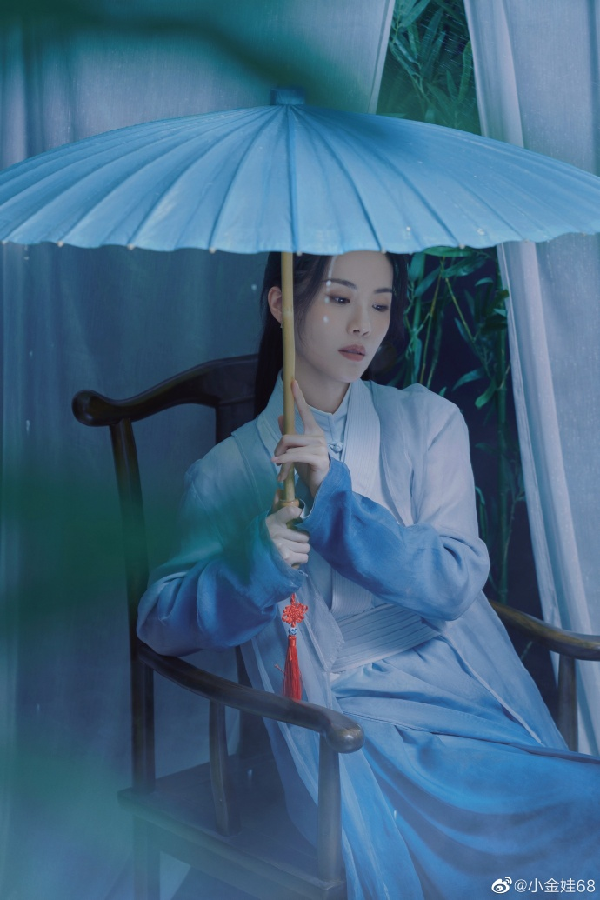 英姿飒爽！小金娃古装写真