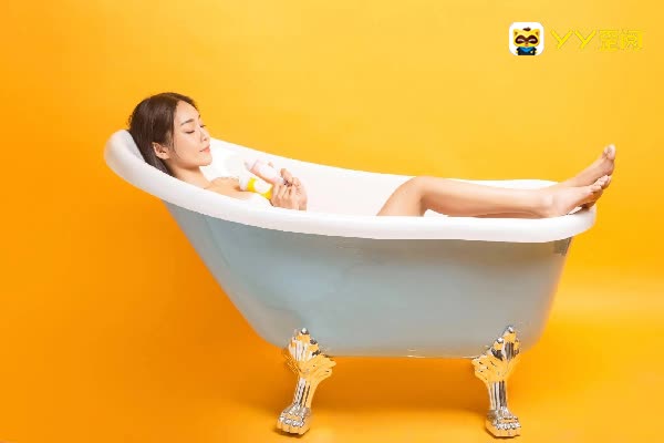 美女浴缸完美融合在一起！