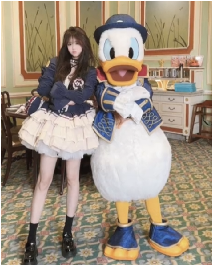 安雅琪迪士尼晒照，为晓夏剥虾壳