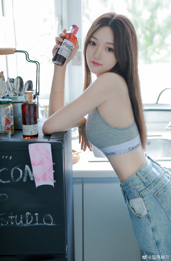 楚楚动人！洛瑶厨房写真大片