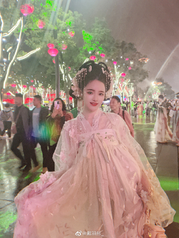 戴羽彤西安演出，穿古装逛不夜城