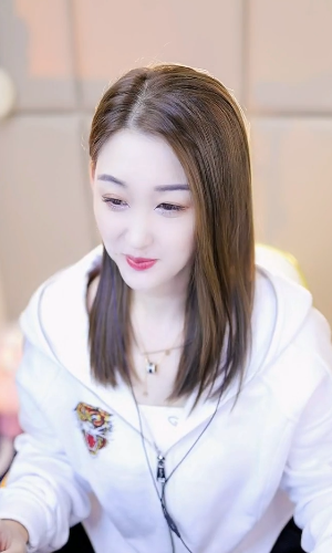 光彩照人的大美美，笑容甜化全场
