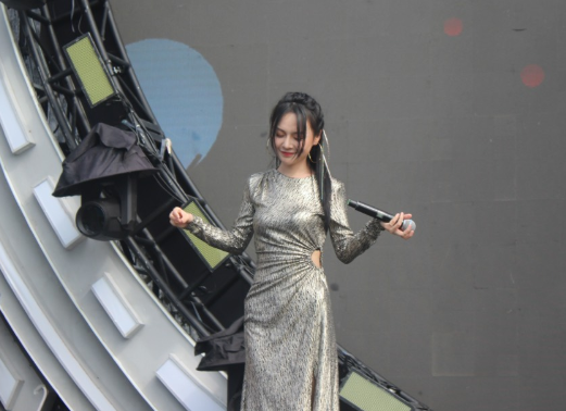 她一人便占了951的半壁江山