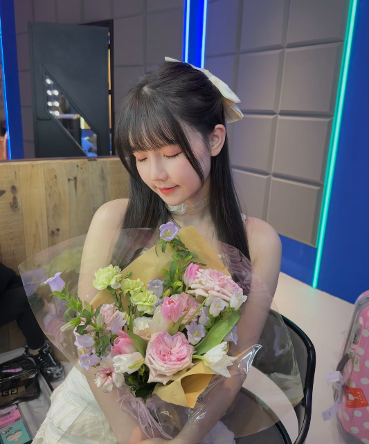 花美还是我美？饭思思甜美来袭